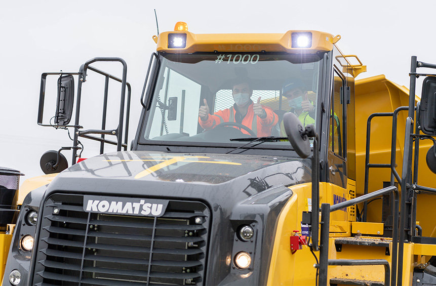 KOMATSU EUROPE ANNONCE LA VENTE DU 1000E TOMBEREAU ARTICULÉ HM300
